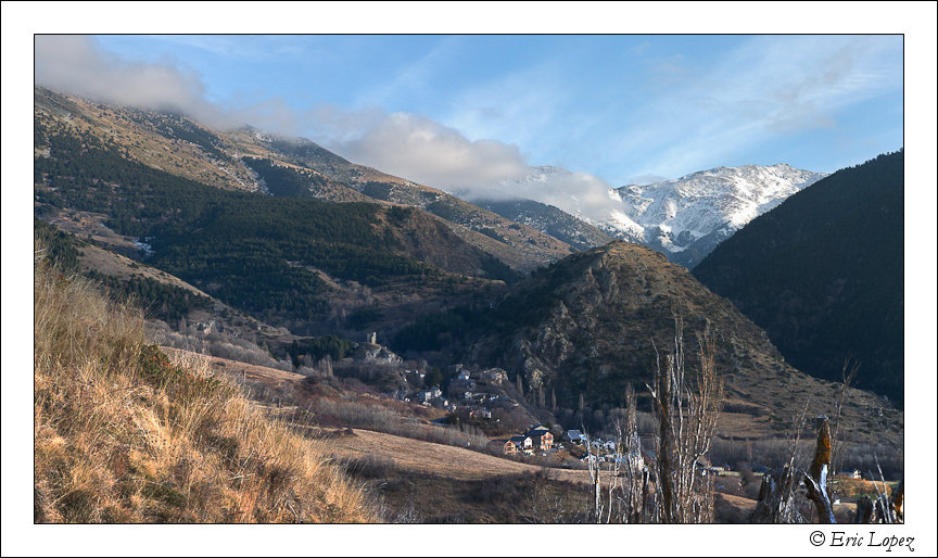 Panorama sur le village de Llo et sur le massif du Puigmal